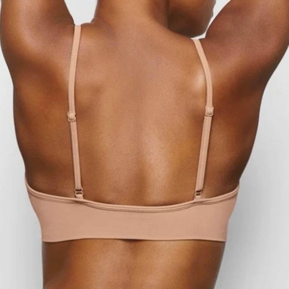 SKIMS SOFT SMOOTHING SEAMLESS BRALETTE /SIZE:MEDIUM - Picture 2 of 3